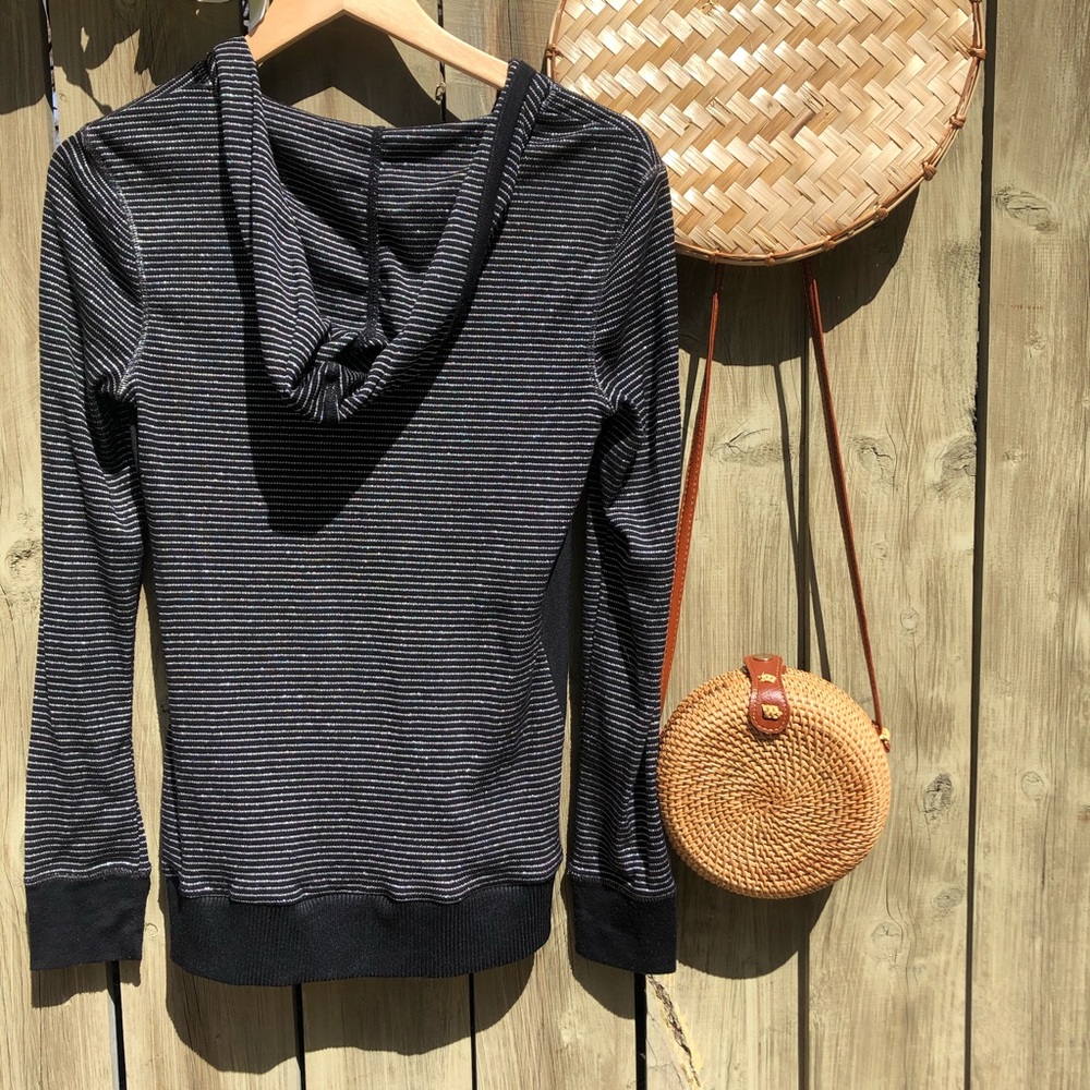 ☀️GUESS pullover sweater - Picture 2 of 6